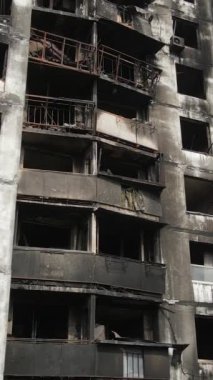 Ukrayna, Kyiv 'de yanmış ve yıkılmış bir evin dikey videosu