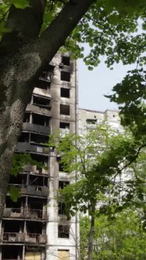 Ukrayna, Kyiv 'de yanmış ve yıkılmış bir evin dikey videosu