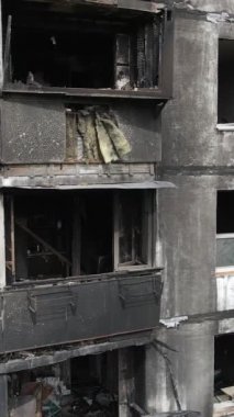 Ukrayna, Kyiv 'de yanmış ve yıkılmış bir evin dikey videosu