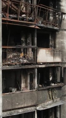 Ukrayna, Kyiv 'de yanmış ve yıkılmış bir evin dikey videosu