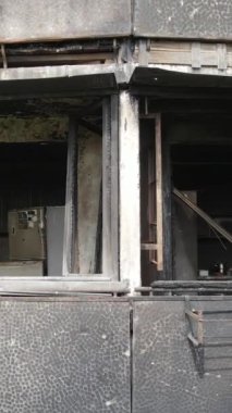 Ukrayna, Kyiv 'de yanmış ve yıkılmış bir evin dikey videosu