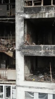 Ukrayna, Kyiv 'de yanmış ve yıkılmış bir evin dikey videosu