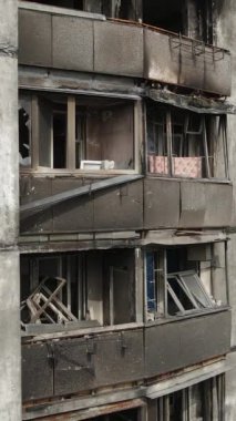 Ukrayna, Kyiv 'de yanmış ve yıkılmış bir evin dikey videosu