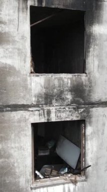 Ukrayna, Kyiv 'de yanmış ve yıkılmış bir evin dikey videosu