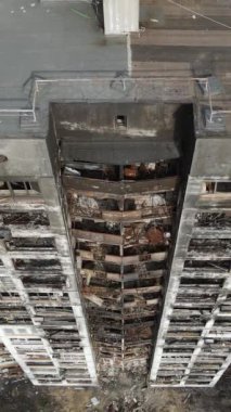 Ukrayna, Kyiv 'de yanmış ve yıkılmış bir evin dikey videosu