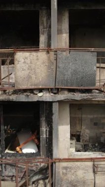 Ukrayna, Kyiv 'de yanmış ve yıkılmış bir evin dikey videosu