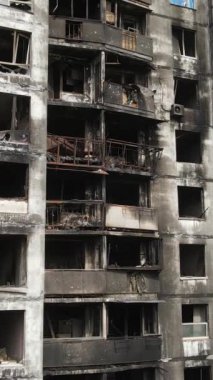 Ukrayna, Kyiv 'de yanmış ve yıkılmış bir evin dikey videosu
