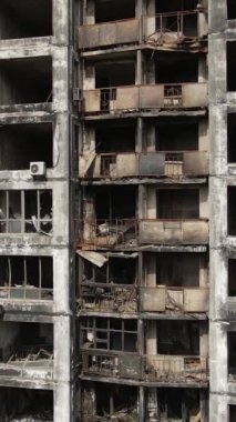 Ukrayna, Kyiv 'de yanmış ve yıkılmış bir evin dikey videosu