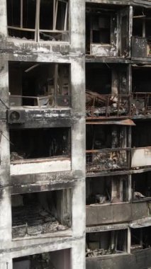 Ukrayna, Kyiv 'de yanmış ve yıkılmış bir evin dikey videosu