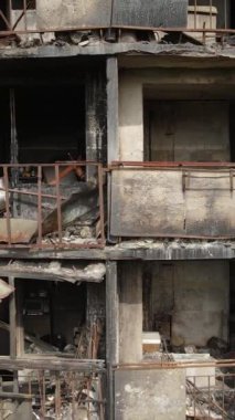 Ukrayna, Kyiv 'de yanmış ve yıkılmış bir evin dikey videosu