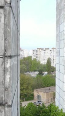 Ukrayna, Kyiv 'de yanmış ve yıkılmış bir evin dikey videosu