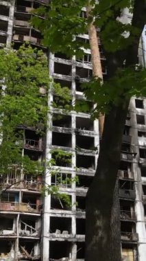 Ukrayna, Kyiv 'de yanmış ve yıkılmış bir evin dikey videosu