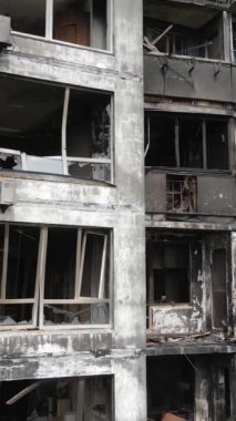 Ukrayna, Kyiv 'de yanmış ve yıkılmış bir evin dikey videosu