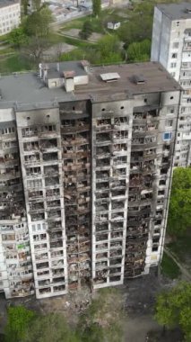 Ukrayna, Kyiv 'de yanmış ve yıkılmış bir evin dikey videosu