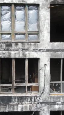 Ukrayna, Kyiv 'de yanmış ve yıkılmış bir evin dikey videosu