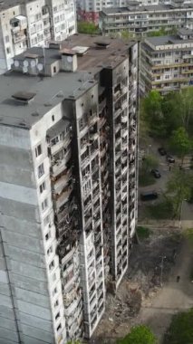 Ukrayna, Kyiv 'de yanmış ve yıkılmış bir evin dikey videosu