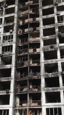 Ukrayna, Kyiv 'de yanmış ve yıkılmış bir evin dikey videosu