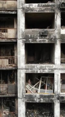 Ukrayna, Kyiv 'de yanmış ve yıkılmış bir evin dikey videosu