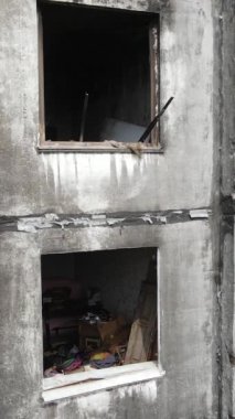 Ukrayna, Kyiv 'de yanmış ve yıkılmış bir evin dikey videosu