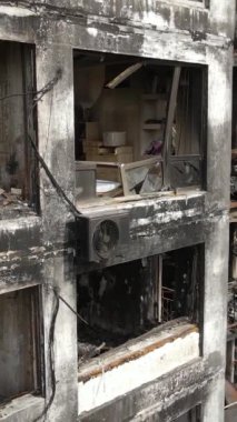 Ukrayna, Kyiv 'de yanmış ve yıkılmış bir evin dikey videosu