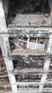 Ukrayna, Kyiv 'de yanmış ve yıkılmış bir evin dikey videosu