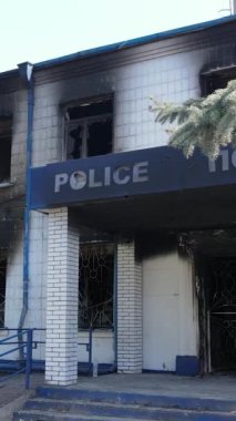 Borodyanka, Ukrayna 'da yıkılmış bir polis karakolunun dikey videosu