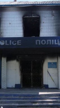 Borodyanka, Ukrayna 'da yıkılmış bir polis karakolunun dikey videosu