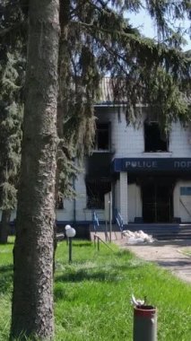 Borodyanka, Ukrayna 'da yıkılmış bir polis karakolunun dikey videosu