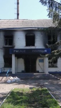 Borodyanka, Ukrayna 'da yıkılmış bir polis karakolunun dikey videosu