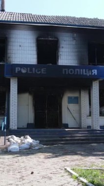 Borodyanka, Ukrayna 'da yıkılmış bir polis karakolunun dikey videosu