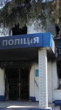 Borodyanka, Ukrayna 'da yıkılmış bir polis karakolunun dikey videosu