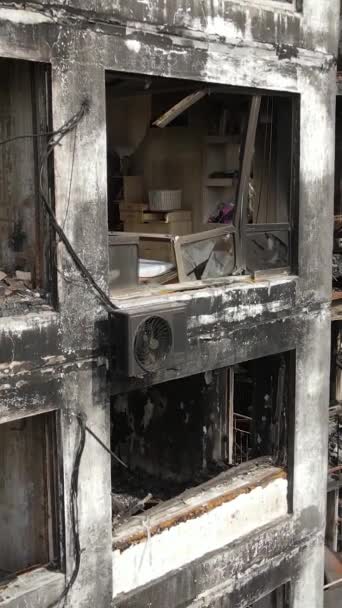 乌克兰基辅一座被烧毁房屋的垂直录像 — 图库视频影像