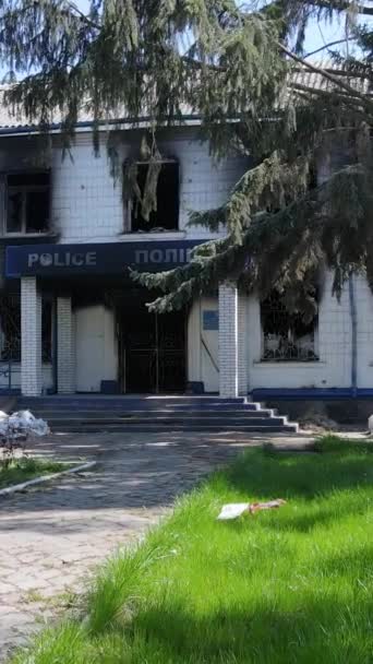 Vídeo Vertical Una Estación Policía Destruida Borodyanka Ucrania — Vídeos de Stock
