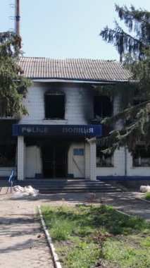 Borodyanka, Ukrayna 'da yıkılmış bir polis karakolunun dikey videosu