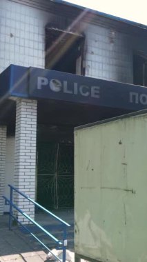 Borodyanka, Ukrayna 'da yıkılmış bir polis karakolunun dikey videosu