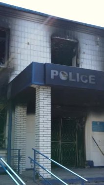 Borodyanka, Ukrayna 'da yıkılmış bir polis karakolunun dikey videosu
