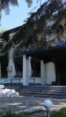 Borodyanka, Ukrayna 'da yıkılmış bir polis karakolunun dikey videosu