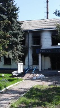 Borodyanka, Ukrayna 'da yıkılmış bir polis karakolunun dikey videosu