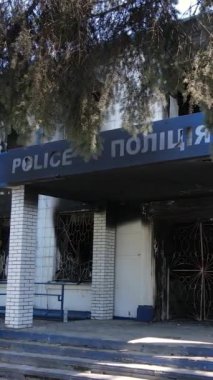 Borodyanka, Ukrayna 'da yıkılmış bir polis karakolunun dikey videosu