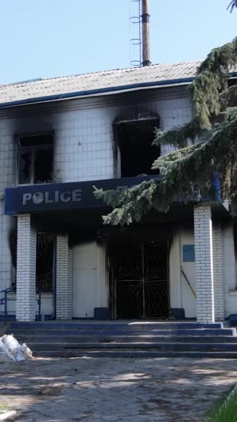 Vídeo Vertical Una Estación Policía Destruida Borodyanka Ucrania — Vídeo de stock