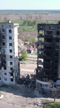 Borodyanka, Ukrayna 'da yıkılmış bir binanın dikey videosu