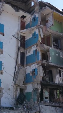 Borodyanka, Ukrayna 'da yıkılmış bir binanın dikey videosu