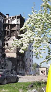 Borodyanka, Ukrayna 'da yıkılmış bir binanın dikey videosu