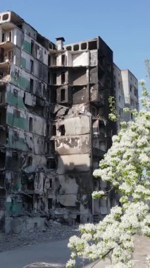 Borodyanka, Ukrayna 'da yıkılmış bir binanın dikey videosu