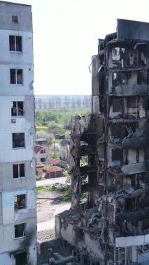 Borodyanka, Ukrayna 'da yıkılmış bir binanın dikey videosu