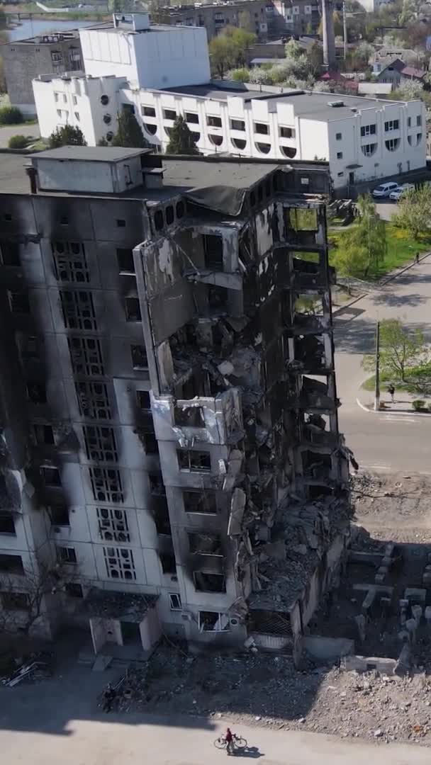 Vídeo Vertical Edificio Destruido Borodyanka Ucrania — Vídeos de Stock