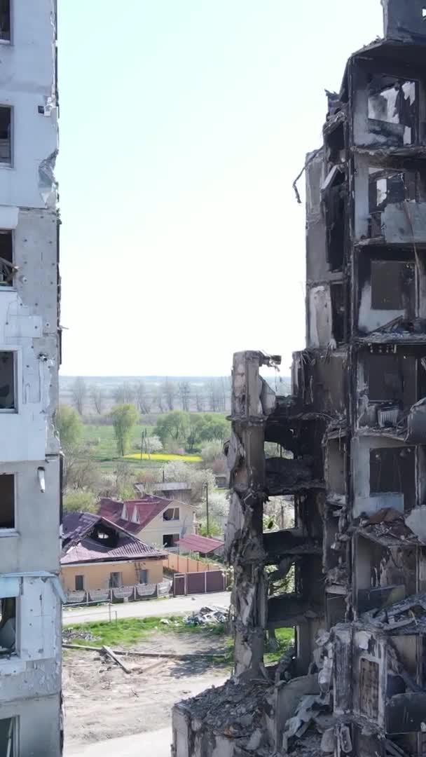 乌克兰Borodyanka一座被毁建筑的垂直录像 — 图库视频影像