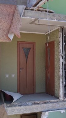 Borodyanka, Ukrayna 'da yıkılmış bir binanın dikey videosu