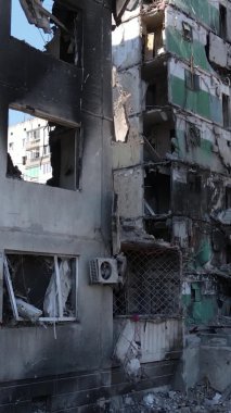 Borodyanka, Ukrayna 'da yıkılmış bir binanın dikey videosu