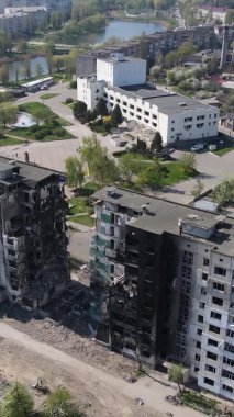 Borodyanka, Ukrayna 'da yıkılmış bir binanın dikey videosu